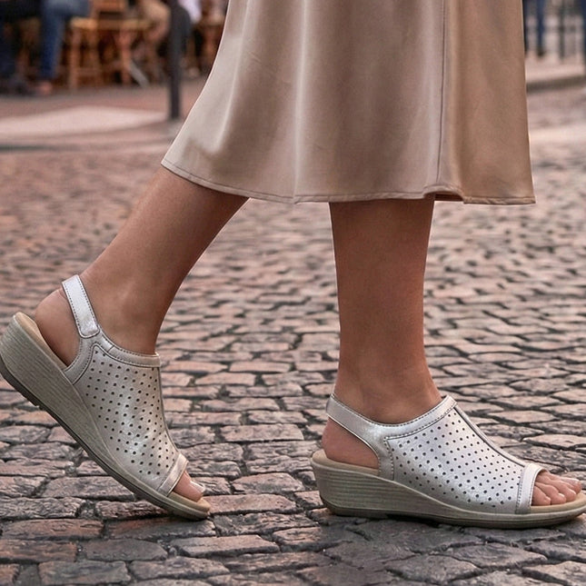 Hazel – Glanzende elegantie in metallic platina