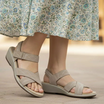 Holly – Warme elegantie in zacht taupe