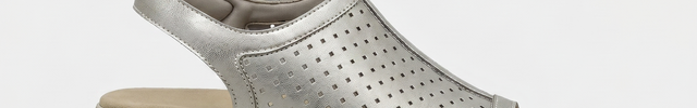 Hazel – Glanzende elegantie in metallic platina